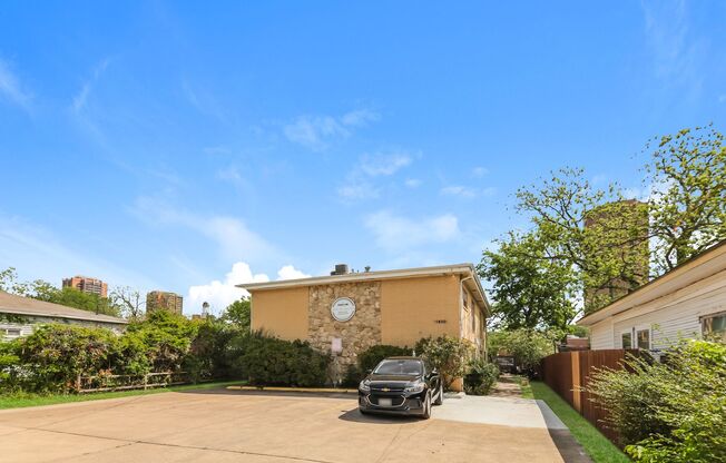 1400 N AUSTIN ST