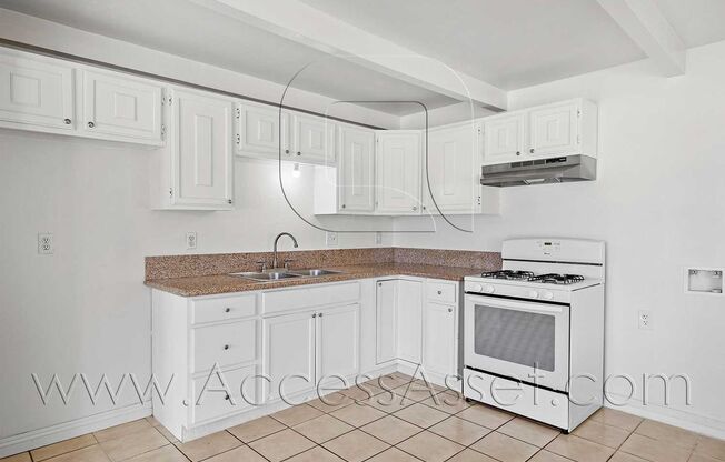 Charming Downstairs 2 Bed/1 Bath Unit With Front Lake View!