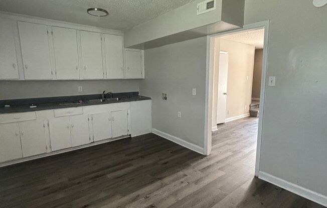 2 beds, 1.5 baths, 950 sqft, $1,050, Unit 601 Key Street, Unit #4