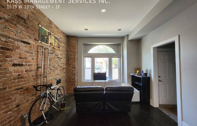 1539 W 19 ST