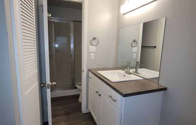 2 beds, 2 baths, 925 sqft, $1,300, Unit 122