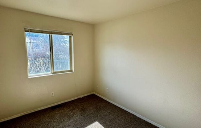 3 beds, 1 bath, $2,000, Unit UNIT D