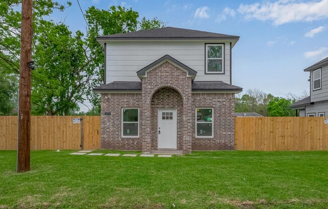 AFFORDABLE 4BD/2.5BA SINGLE HOUSE!