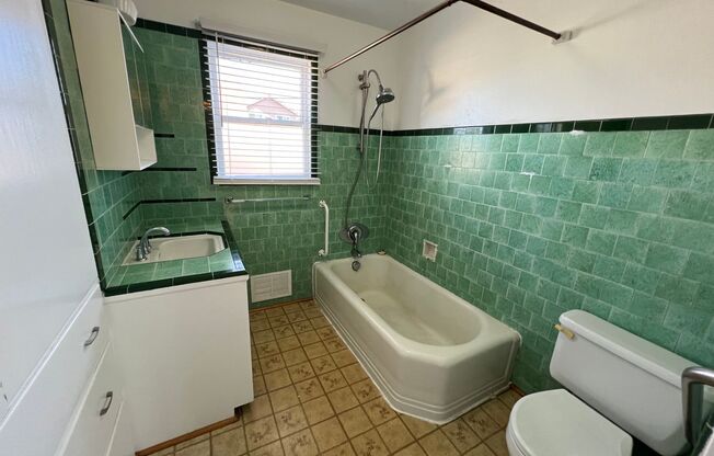 Three Bedroom in the Heart of Bremerton. PSNS Across the Street! Available for Rent.