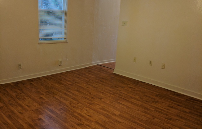 Cozy 2 Bedroom Apartment with Backyard Patio and Central Air Conditioning in South Side, Pittsburgh, PA