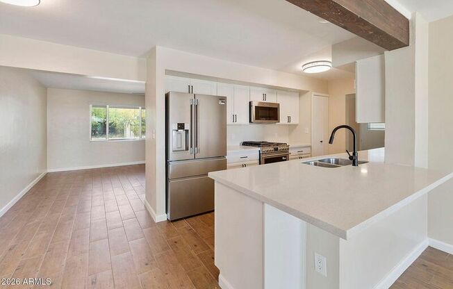 539 W 17 ST