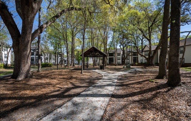 Courtyard with picnic area at Westbury Mews Apartments in Summerville SC 29485
