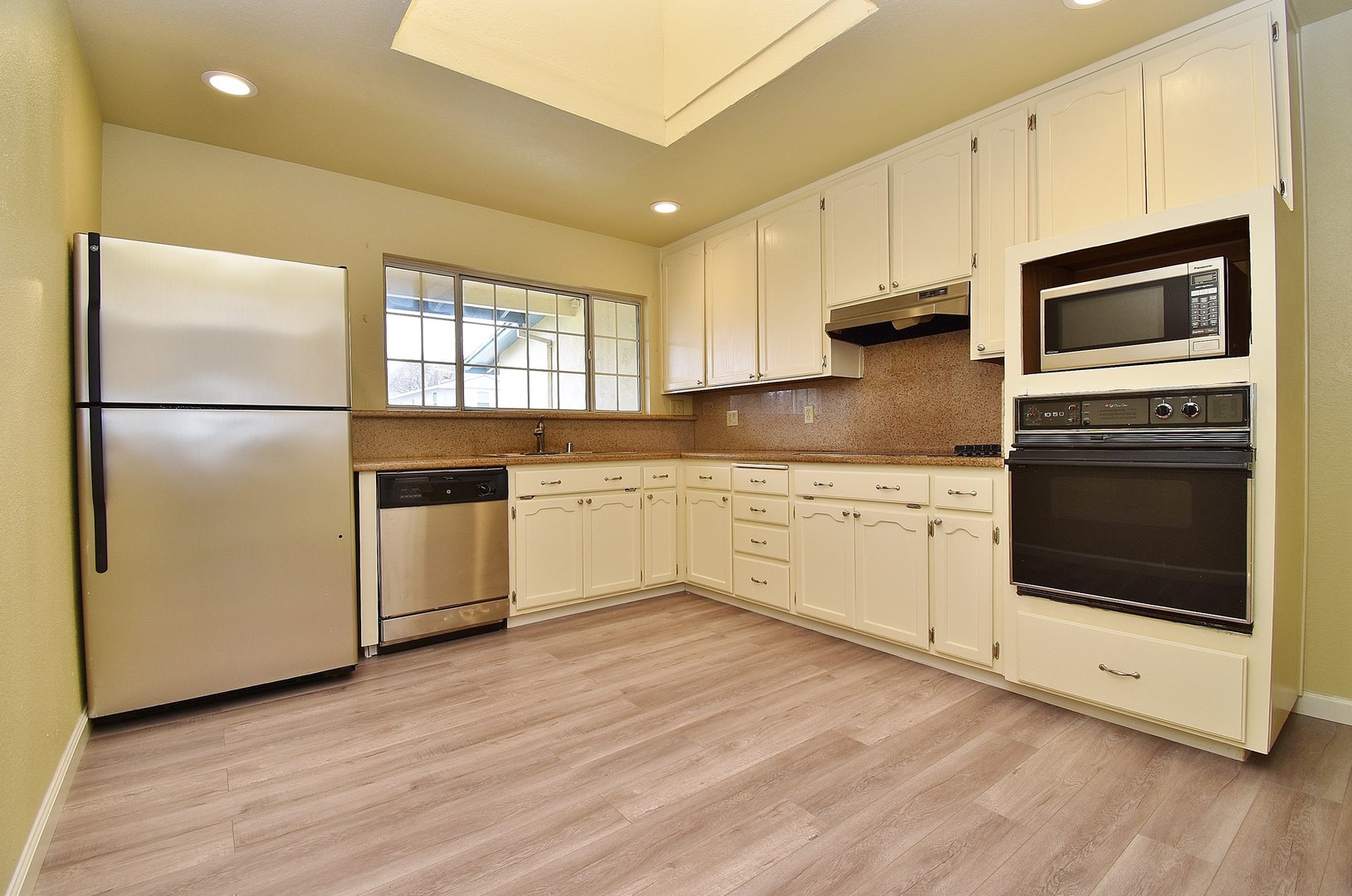 $3,590 / 3 BR - NICELY REMODELED FREMONT HOME IN SUNDALE
