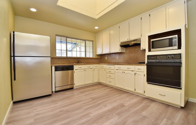 $3,590 / 3 BR - NICELY REMODELED FREMONT HOME IN SUNDALE