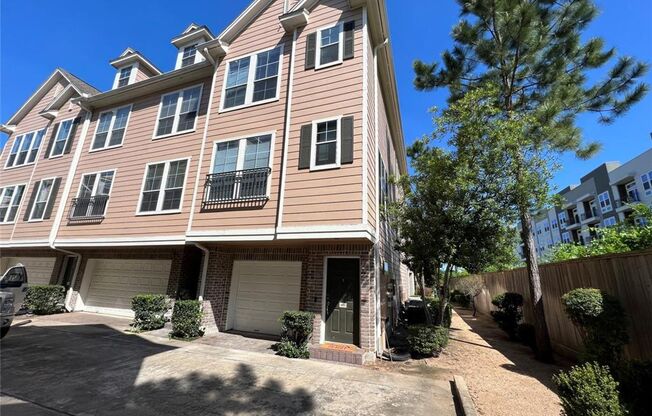 Stunning Townhome Near Medical Center!