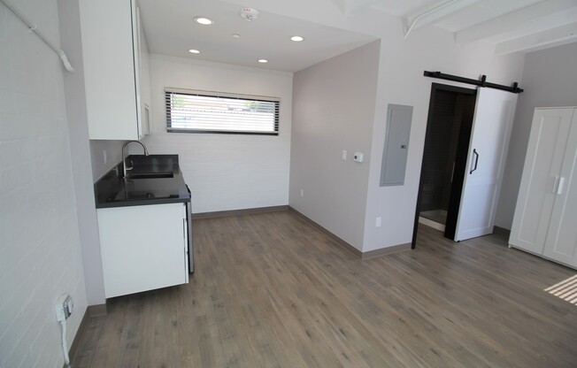 Studio, 1 bath, 375 sqft, $895, Unit 1