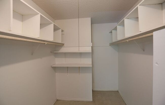 2 beds, 2 baths, $2,950, Unit 2 Circle Drive #E