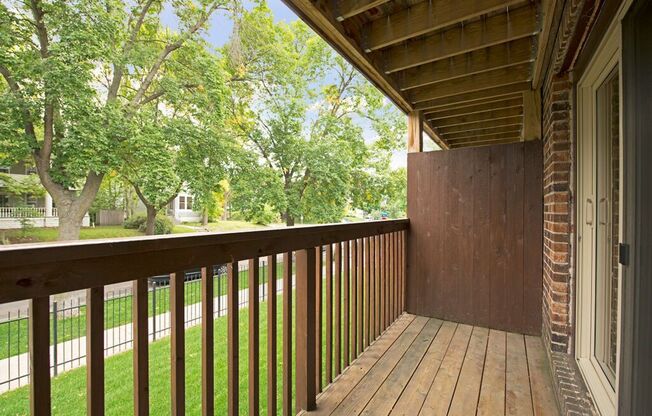 2 beds, 1 bath, 860 sqft, $1,300, Unit 211r