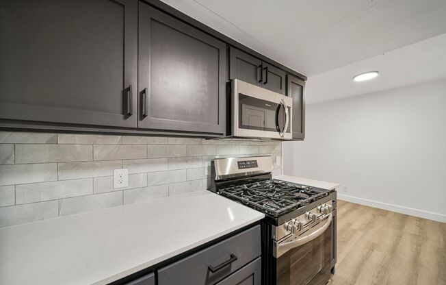 1 bed, 1 bath, 660 sqft, $885, Unit The Elms by ONYX #16