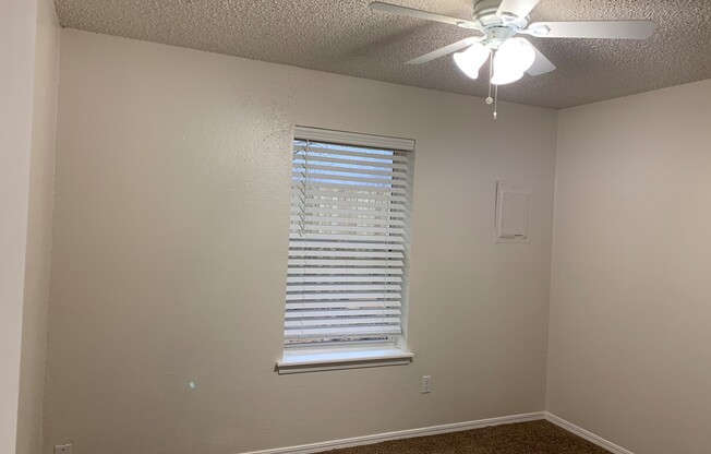 2 beds, 1 bath, 975 sqft, $895, Unit 999