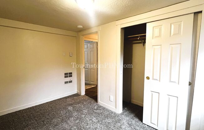 3 beds, 1 bath, $2,195, Unit # #B