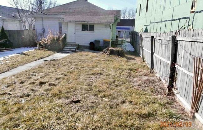 2 bed bungalow just south of Downtown Bloomington! $1480; Available July 2025