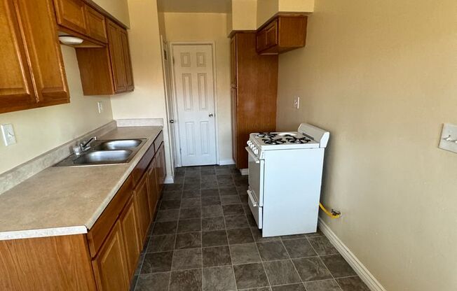 1 bed, 1 bath, $1,300, Unit 1537 N. Sierra Way Apt.#3