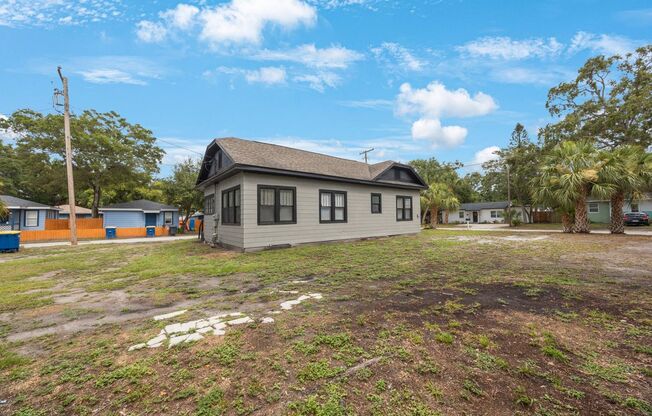 Large 3bdrm/1bath/+ bonus room ***Section 8 OK **** Ready Now