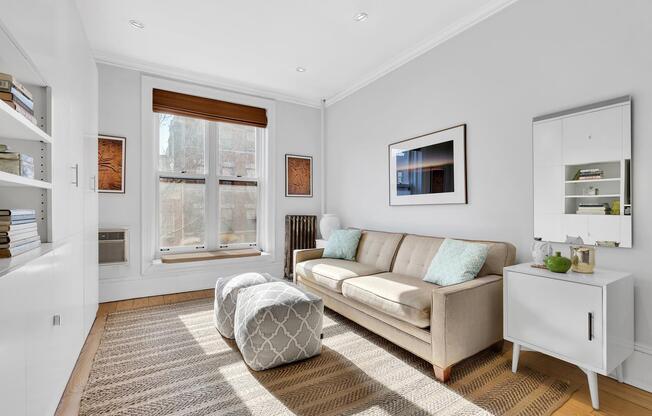 453 W 22 ST