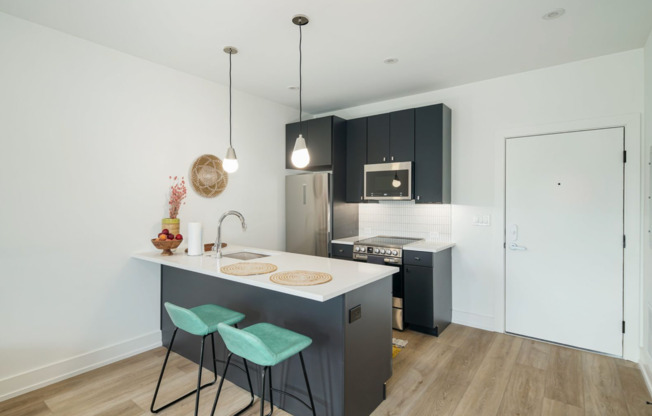 2 beds, 1 bath, 650 sqft, $1,699, Unit Unit 305
