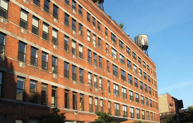 525 W 22 ST