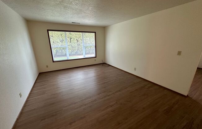 Three Bedroom Home in South Salem with New LVP Flooring and Paint!