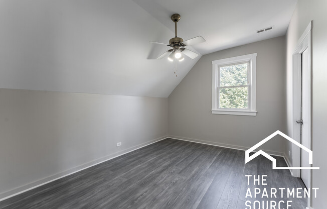 2853 W DICKENS