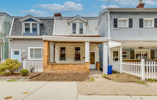 AVAILABLE MAY 2026 - Excellent Mt Washington Location w/ 2 Spacious Bedrooms & Garage!