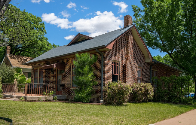 Best located house in West Campus, 6 large bedrooms open floorplan.