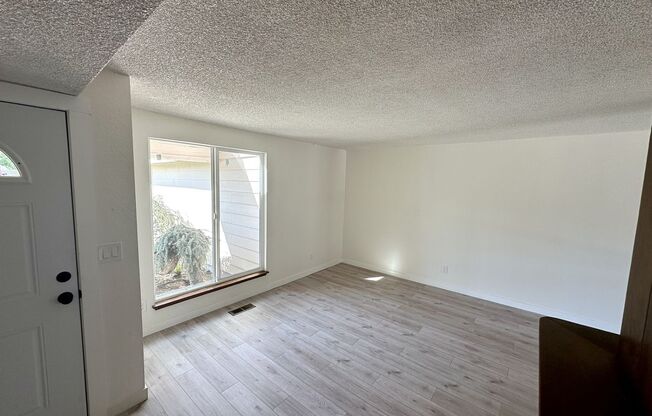 Tasteful 5-Bedroom Home with Dual Primary Suites - Kennewick