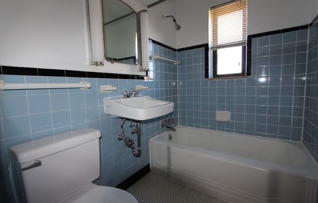 2 beds, 1 bath, 723 sqft, $1,550, Unit 04D