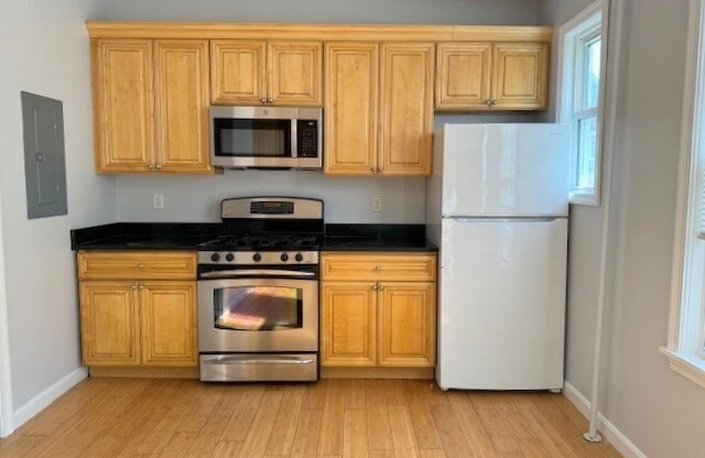 3 beds, 1 bath, 1,200 sqft, $3,200, Unit 1