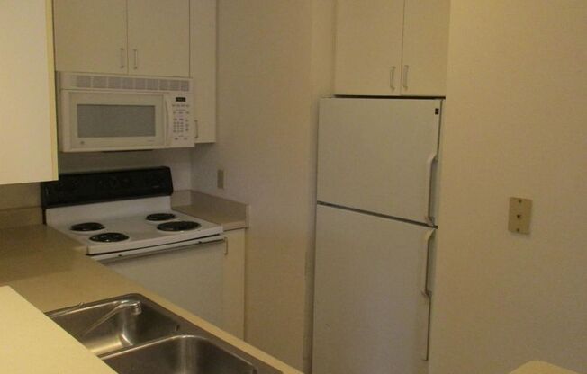 3 beds, 2 baths, $3,600, Unit CV 118-J