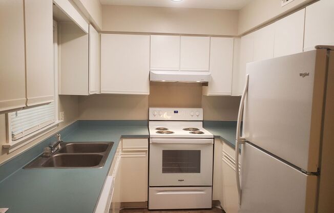 Lovely 2BD/1.5BA, Southside Savannah townhome, walking distance to Savannah Mall and GSU!!