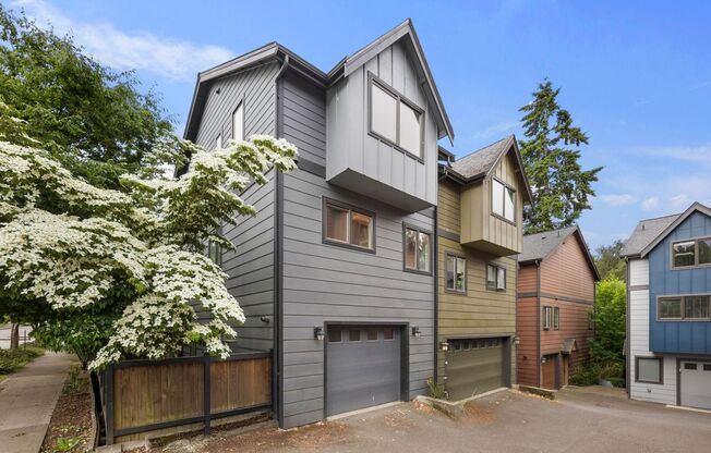 West Seattle - Large Bright 2 Bedroom 1.75 bath Delridge Townhouse