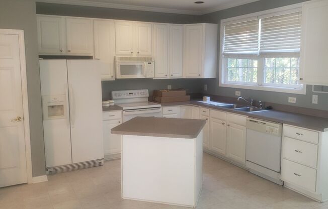 Fantastic 3br 2.5ba Townhome in Delta Ridge Community!  Avail Now!