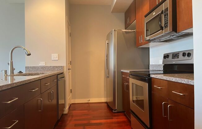 Beautiful 1/1 Condo in the Heart of Midtown w/ Great Amenities & Office/Bonus Room!