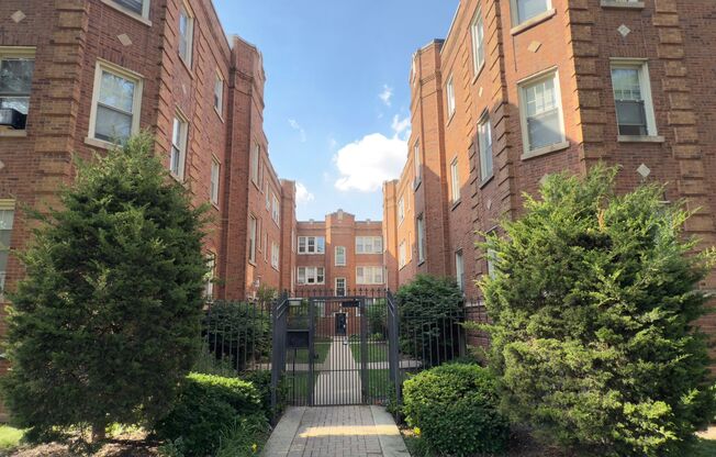 Belmont-Cragin One Bed/1 Bath! Cats welcome **Income Guidelines Apply**