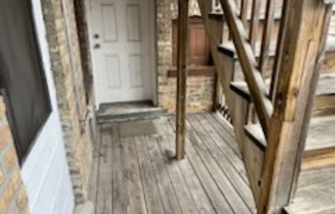 Condo wFREE HEAT in Belmont Cragin! In-unit laundry, hardwoods, more!