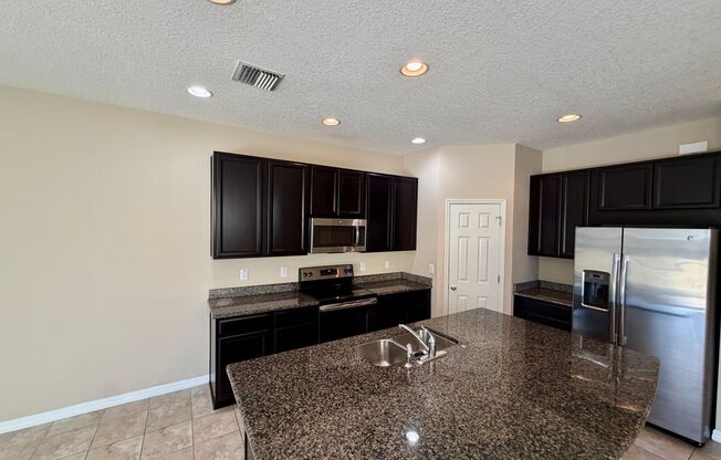 3 BEDROOM 2.5 BATHROOM 1 CAR GARAGE IN PINE RIDGE AT OAK CREEK !!!