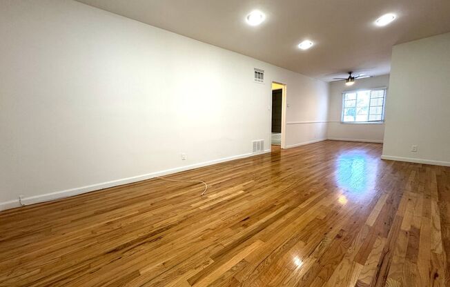 Top Floor Hollywood 1Bed/1Bath Walking Distance to Hollywood Bowl!