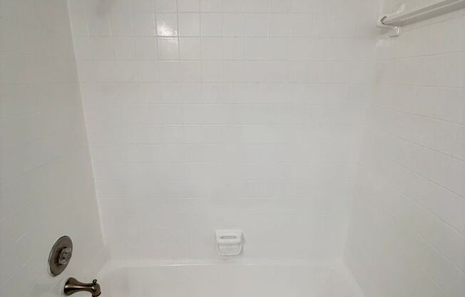 2 beds, 1 bath, 889 sqft, $1,699, Unit 10-5215