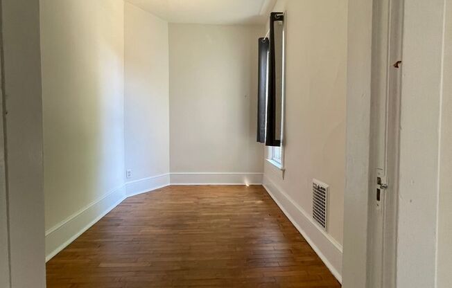 Beautiful 2 Bedroom Apt in Quiet Neighborhood