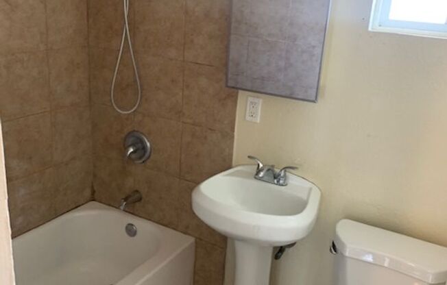 2 beds, 1 bath, 800 sqft, $2,600, Unit 6972