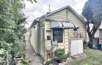 Private & Charming 2BR/1BA Coach House in Mount Greenwood!