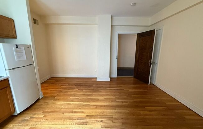 Studio, 1 bath, 294 sqft, $1,225, Unit New King Edward 710