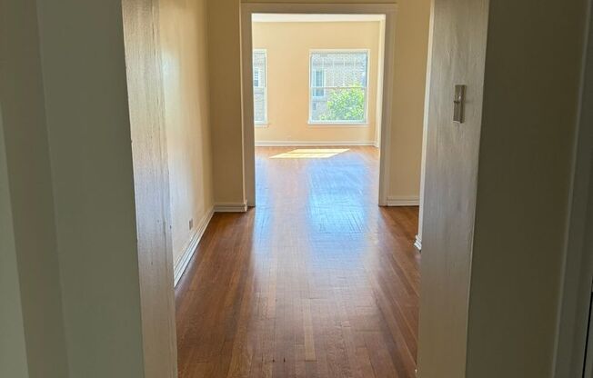 1 bed, 1 bath, 572 sqft, $1,510, Unit Old King Edward 21