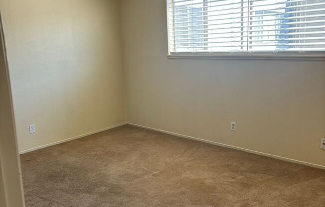 1 bed, 1 bath, 700 sqft, $2,350