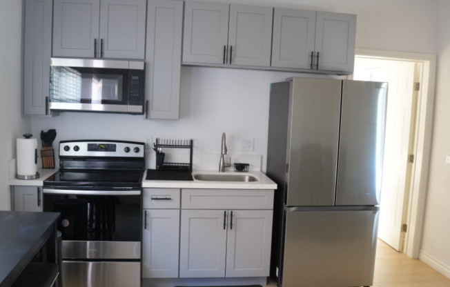 2511 1/2 W 77 ST